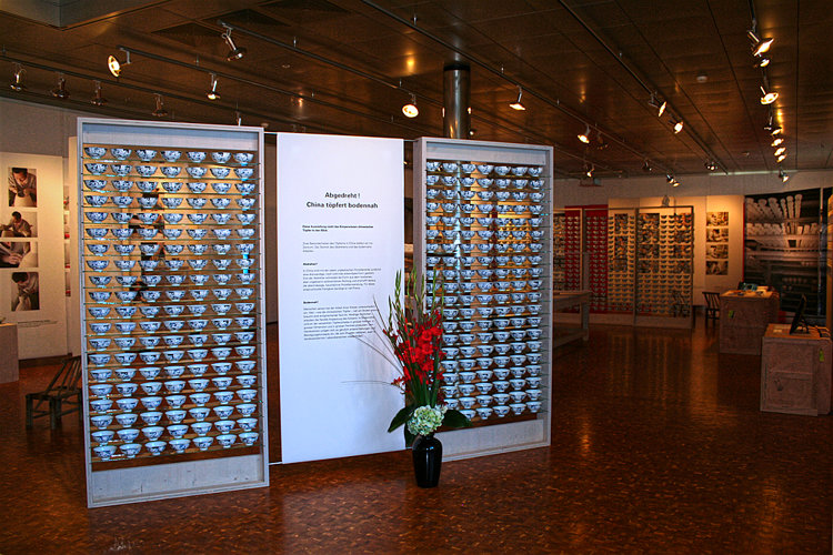 Blick in den Ausstellungsraum im Völkerkundemuseum der Universität Zürich.