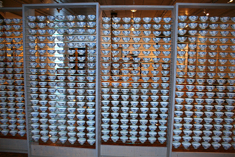 Diese Installation aus 1000 Porzellanschälchen zeigt die Meisterschaft arbeitsteiliger Massenproduktion von Hand.
