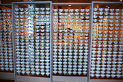 Eine Installation aus 1000 Porzellanschälchen zeigt die Meisterschaft arbeitsteiliger Massenproduktion von Hand.