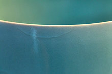 Detail einer Seladonschale, das die die Tiefe der Glasur und ihrer Grün– und Blautöne zeigt.
