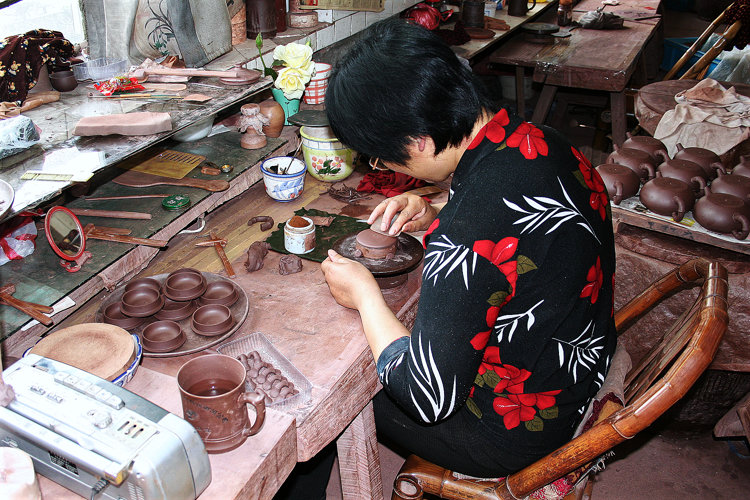 Teekännchenfertigung in Dingshan: Herstellung der Deckel.