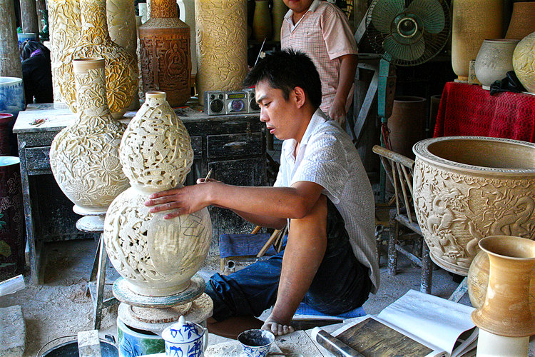 Ein junger Keramiker bei der Gestaltung großer bis sehr großer Gefäße.