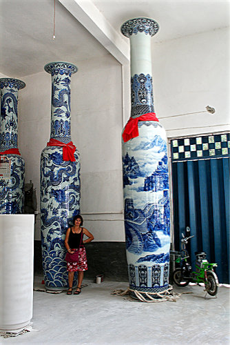 Nahezu 4m hohe Monumentalvasen aus Jingdezhen.