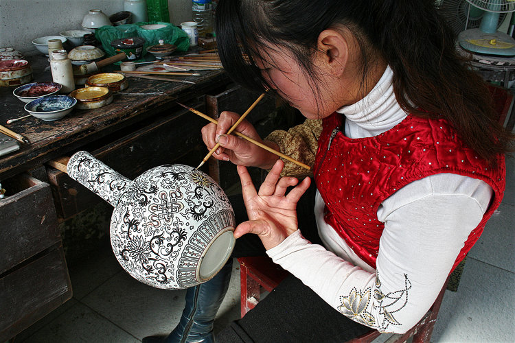 Aufglasurmalerin in Jingdezhen