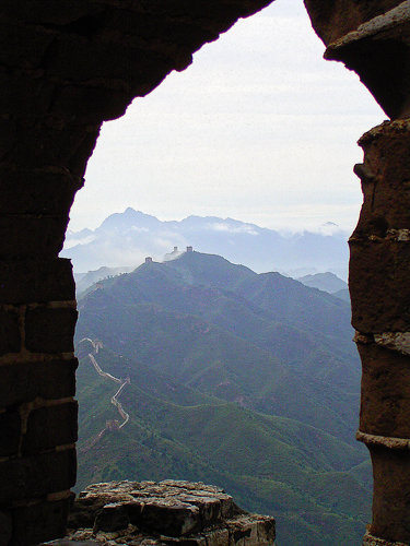 Von einem ihrer höher gelegenen Türme schweift der Blick über die Chinesische Mauer, die sich über die Hügel hinzieht soweit das Auge reicht.