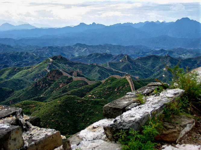 Die höchsten Punkte der Großen Mauer lassen sehr weit blicken. Das entsprach dem Hauptanliegen des Bauwerks, dessen Primärzweck weniger darin bestand, entschlossene Gegner langfristig abzuschrecken, als vielmehr rechtzeitig vor ihnen zu warnen.