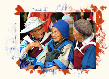 Drei ältere Damen einer chinesischen Minderheit in ihren traditionellen Feiertagsgewändern